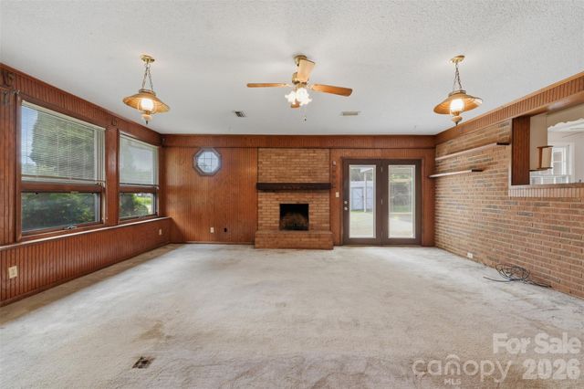 2111 24th Street NE, Hickory, NC 28601