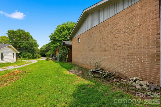 2111 24th Street NE, Hickory, NC 28601