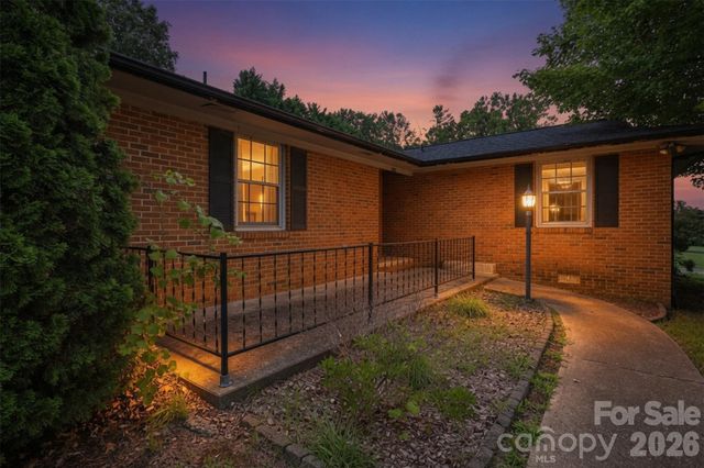 2111 24th Street NE, Hickory, NC 28601