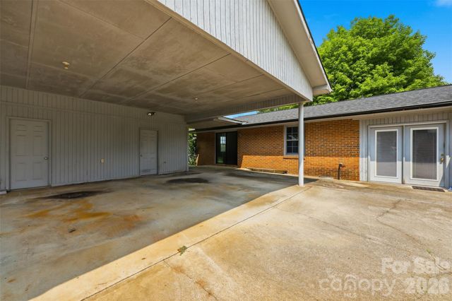2111 24th Street NE, Hickory, NC 28601
