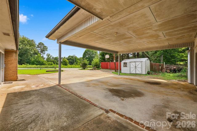 2111 24th Street NE, Hickory, NC 28601