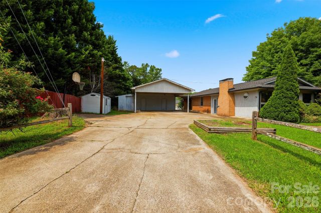 2111 24th Street NE, Hickory, NC 28601