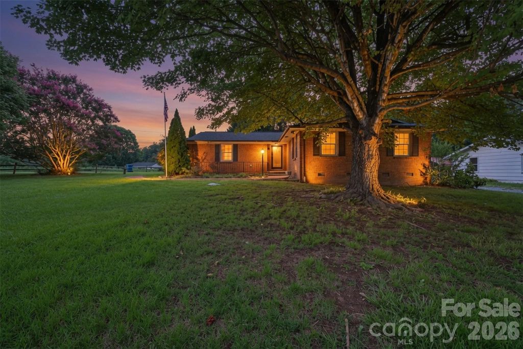2111 24th Street NE, Hickory, NC 28601