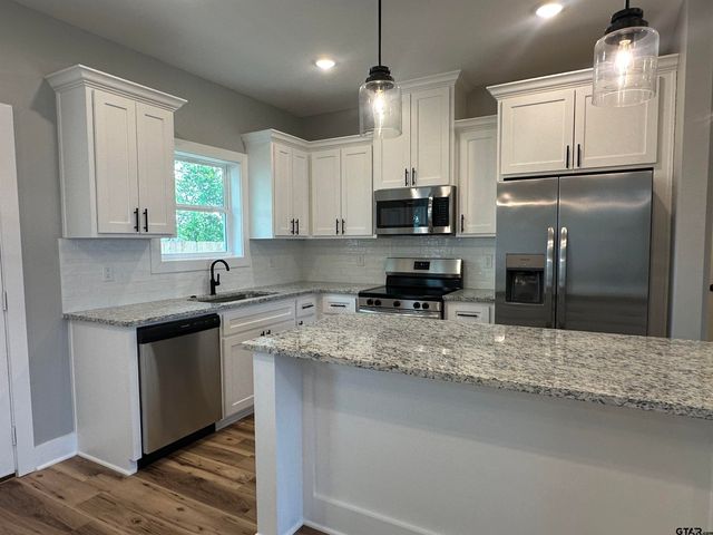 1002 E Main St, Whitehouse, TX 75791