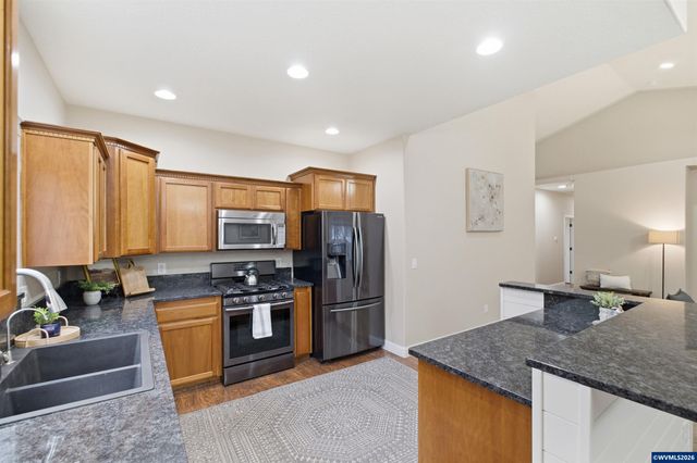 338 NW Foxglove St, Dallas, OR 97338