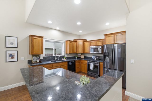 338 NW Foxglove St, Dallas, OR 97338