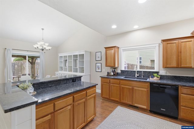 338 NW Foxglove St, Dallas, OR 97338