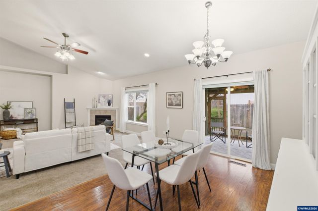 338 NW Foxglove St, Dallas, OR 97338