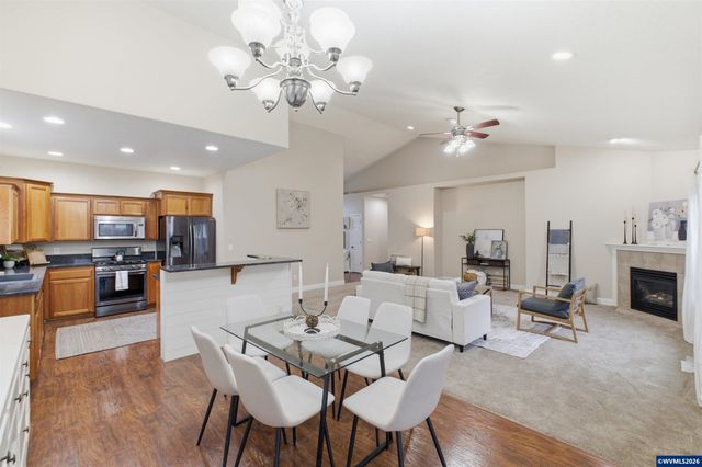 338 NW Foxglove St, Dallas, OR 97338