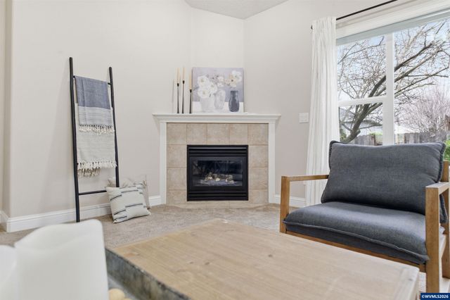 338 NW Foxglove St, Dallas, OR 97338