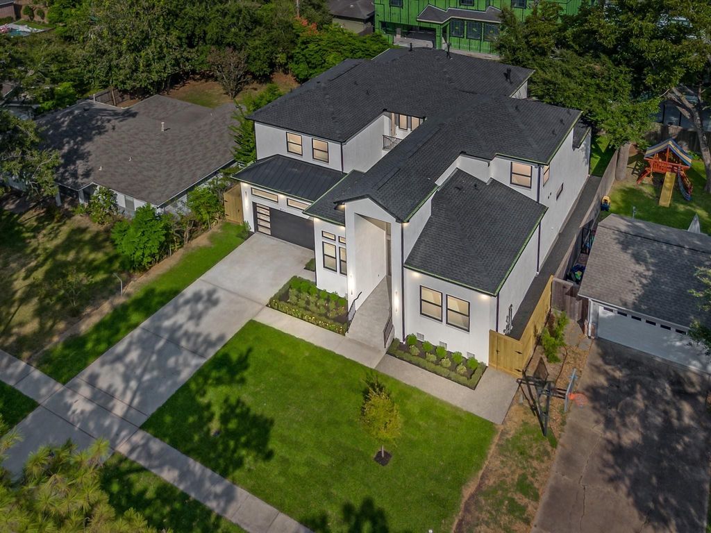 811 Woodstock Street, Bellaire, TX 77401