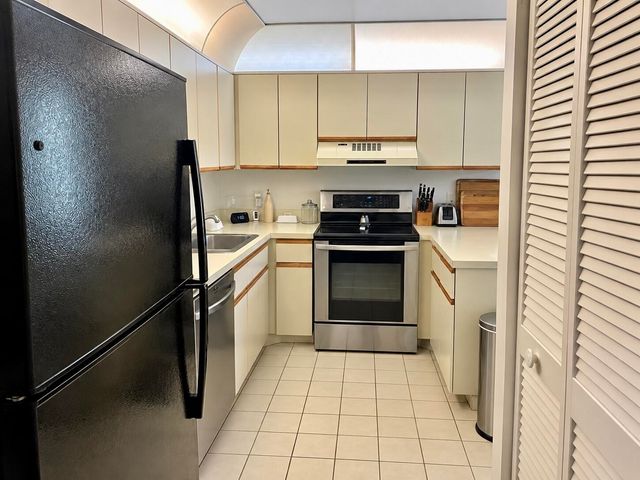 5150 S FOUNTAINS Drive S 211, Lake Worth, FL 33467