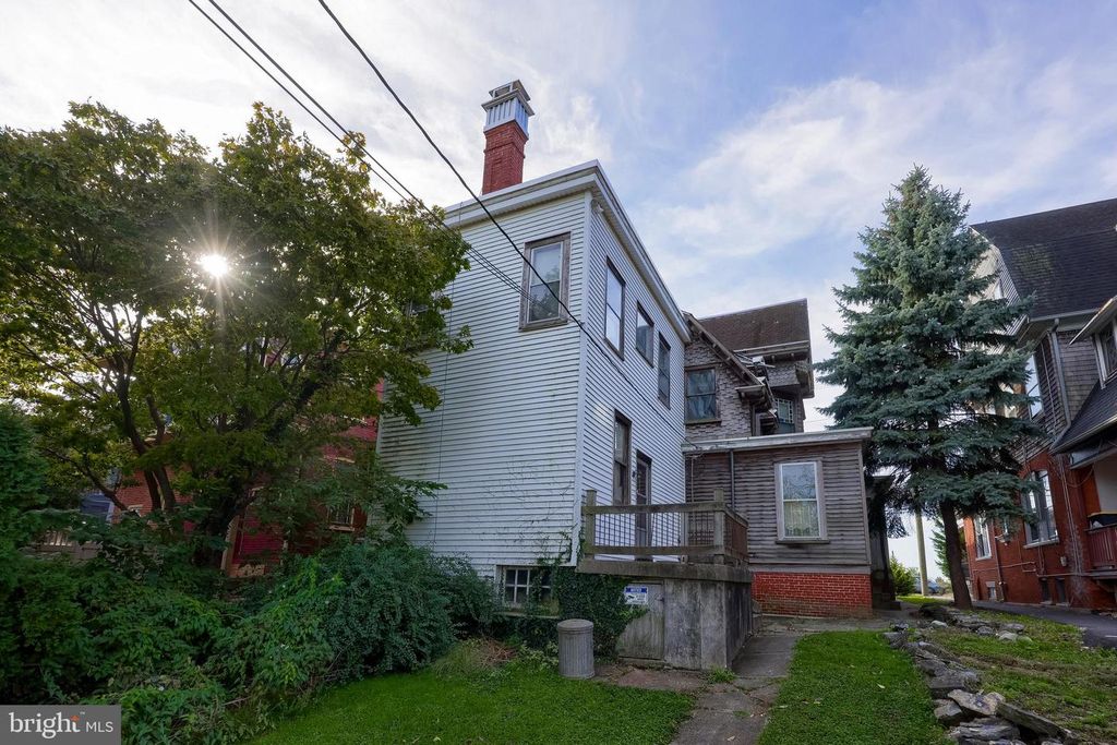 Image 5 of property listing at 909 E KING ST, Lancaster, PA 17602