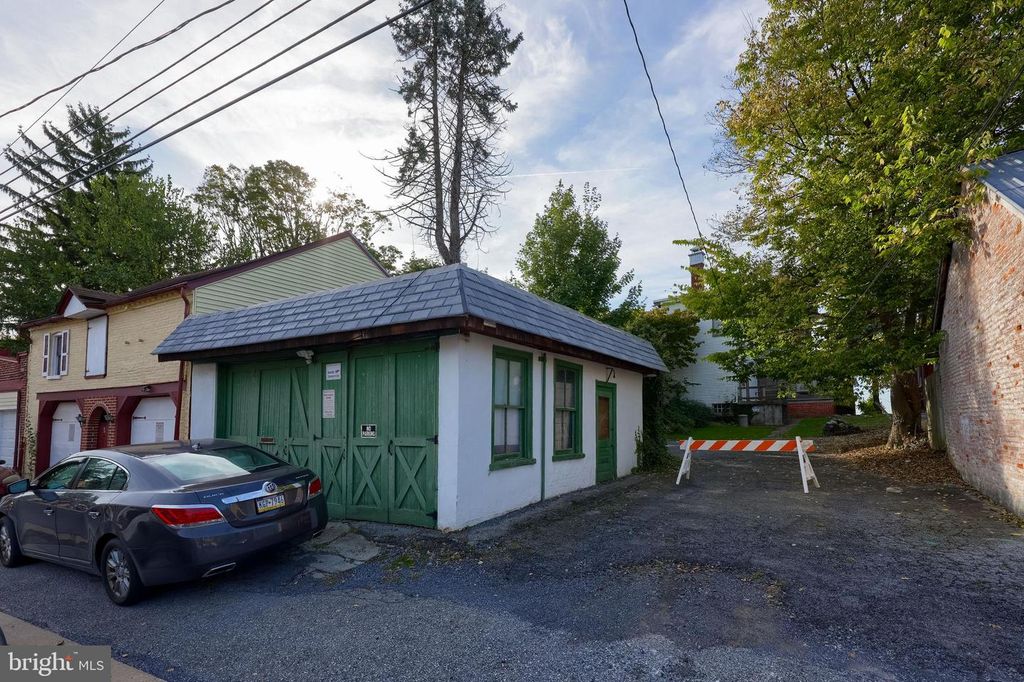 Image 7 of property listing at 909 E KING ST, Lancaster, PA 17602
