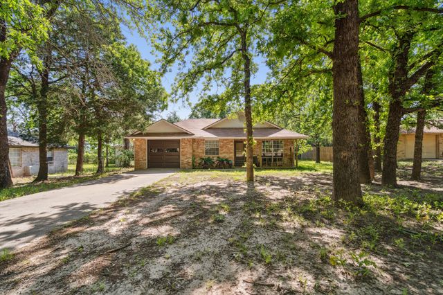 816 Red Oak Court, Azle, TX 76020