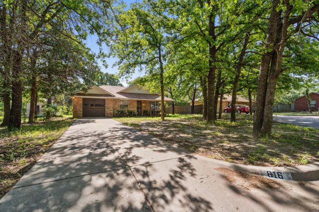 816 Red Oak Court, Azle, TX 76020