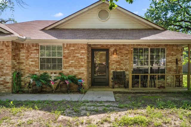 816 Red Oak Court, Azle, TX 76020