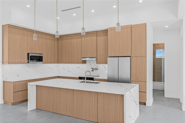 512 NW 35th PL, Cape Coral, FL 33993