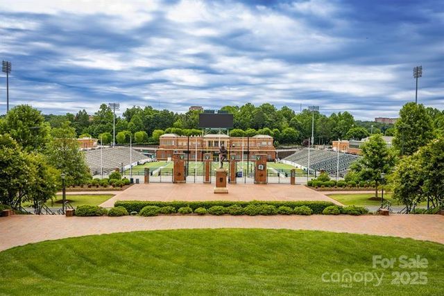 8013 District Drive, Charlotte, NC 28213