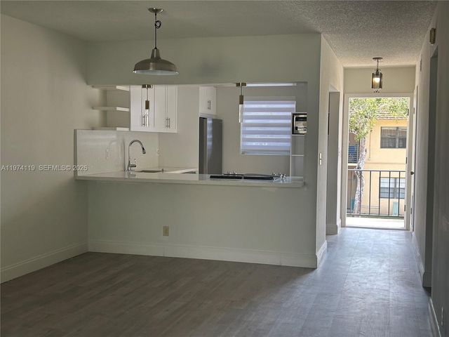 301 Cambridge Rd 211, Hollywood, FL 33024