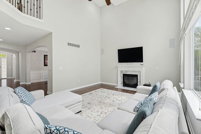 4929 W Stonegate Circle, Lake Orion, MI 48359