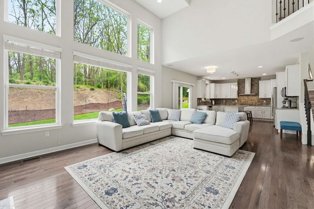 4929 W Stonegate Circle, Lake Orion, MI 48359
