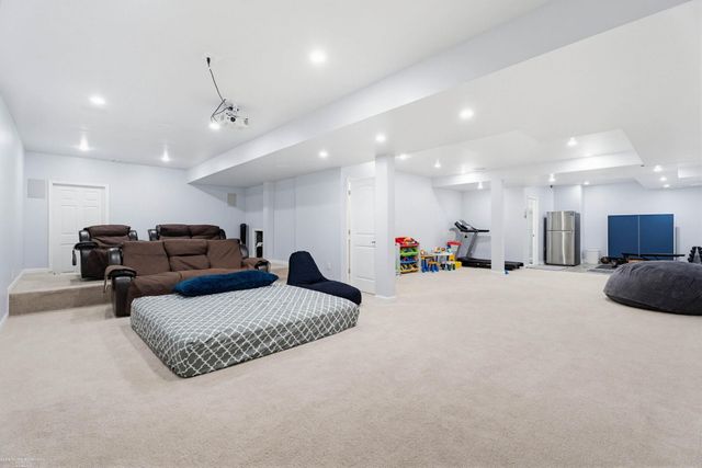4929 W Stonegate Circle, Lake Orion, MI 48359