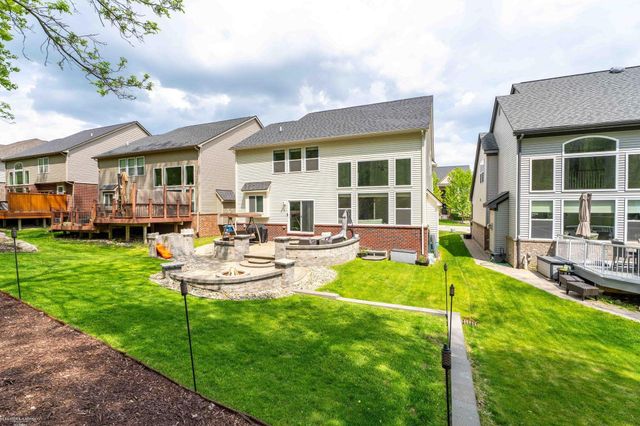 4929 W Stonegate Circle, Lake Orion, MI 48359