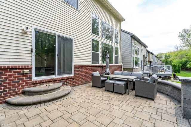 4929 W Stonegate Circle, Lake Orion, MI 48359