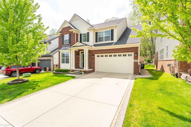 4929 W Stonegate Circle, Lake Orion, MI 48359
