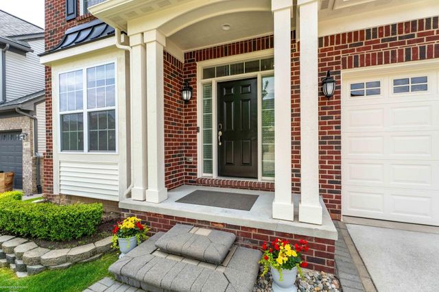 4929 W Stonegate Circle, Lake Orion, MI 48359