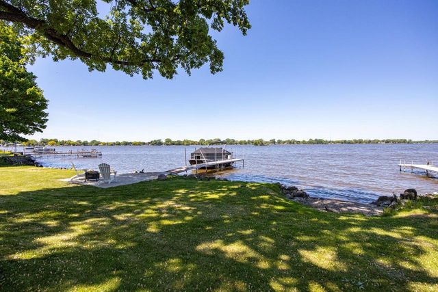 2432 HICKORY LANE, Oshkosh, WI 54901