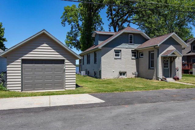 2432 HICKORY LANE, Oshkosh, WI 54901