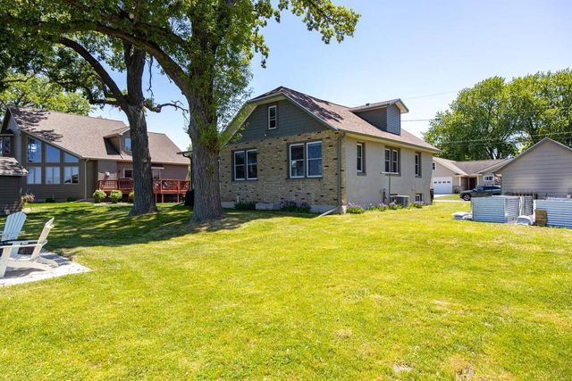 2432 HICKORY LANE, Oshkosh, WI 54901