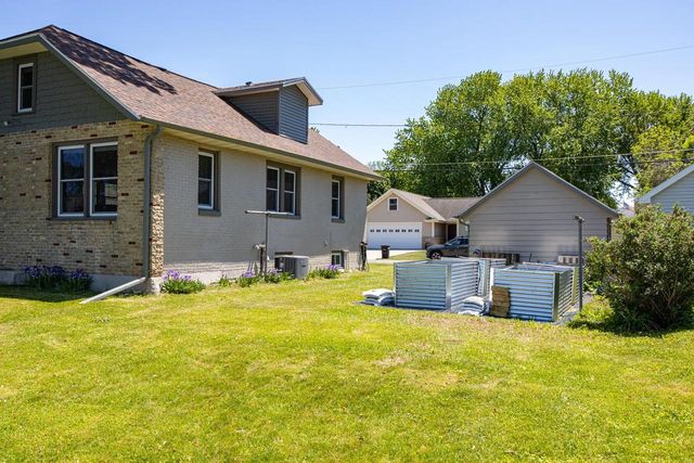 2432 HICKORY LANE, Oshkosh, WI 54901