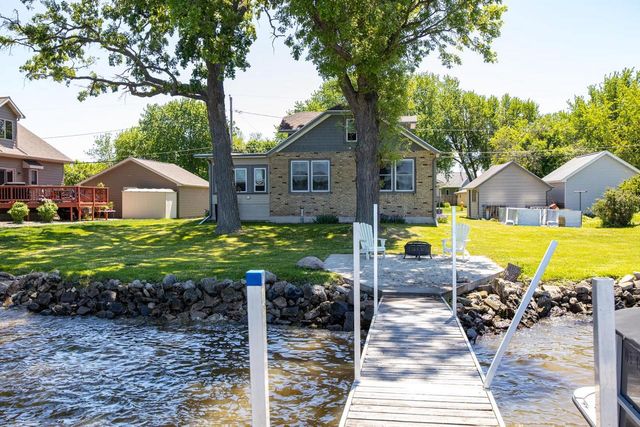 2432 HICKORY LANE, Oshkosh, WI 54901