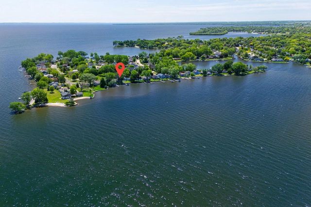 2432 HICKORY LANE, Oshkosh, WI 54901