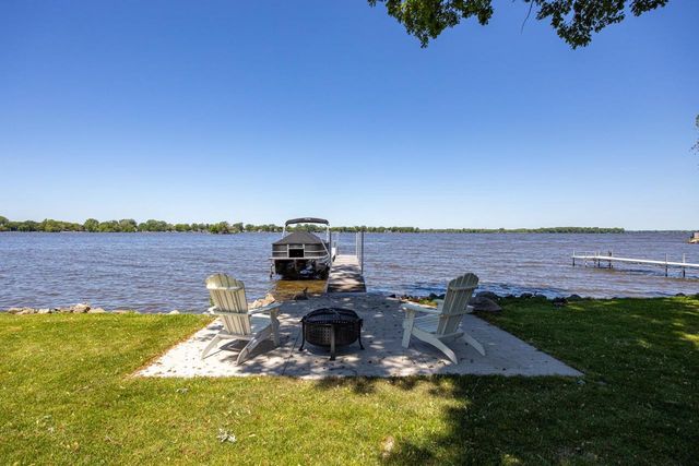 2432 HICKORY LANE, Oshkosh, WI 54901