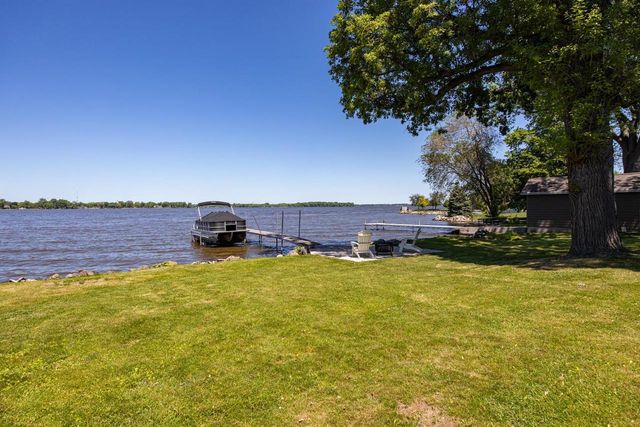 2432 HICKORY LANE, Oshkosh, WI 54901