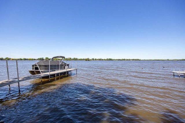 2432 HICKORY LANE, Oshkosh, WI 54901