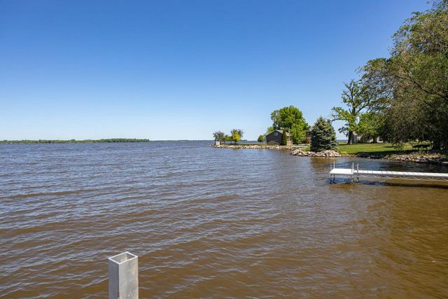 2432 HICKORY LANE, Oshkosh, WI 54901