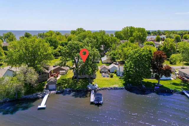 2432 HICKORY LANE, Oshkosh, WI 54901