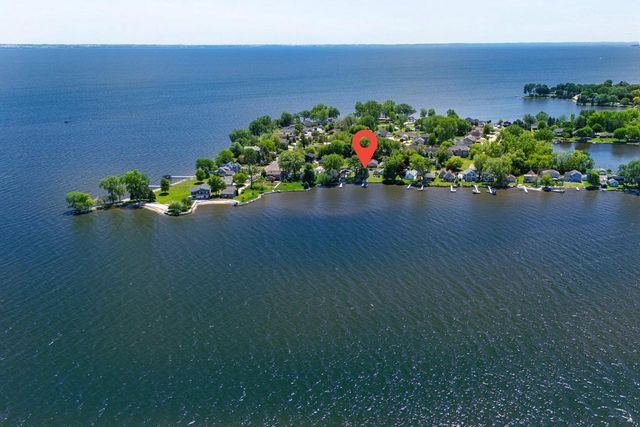 2432 HICKORY LANE, Oshkosh, WI 54901
