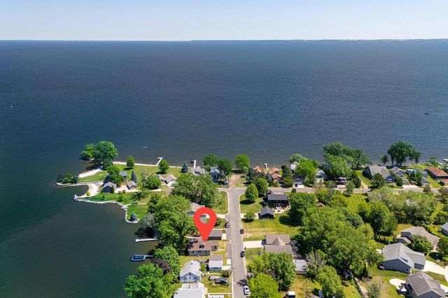 2432 HICKORY LANE, Oshkosh, WI 54901