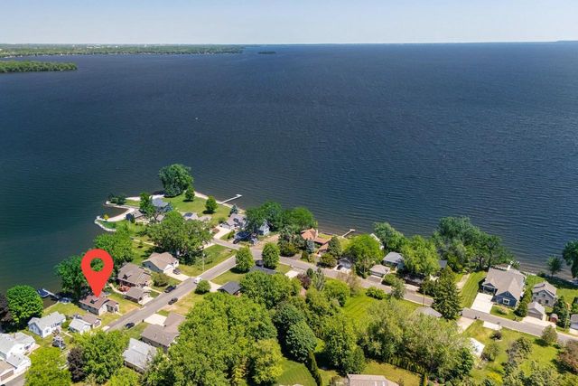 2432 HICKORY LANE, Oshkosh, WI 54901