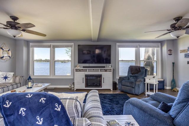 2432 HICKORY LANE, Oshkosh, WI 54901