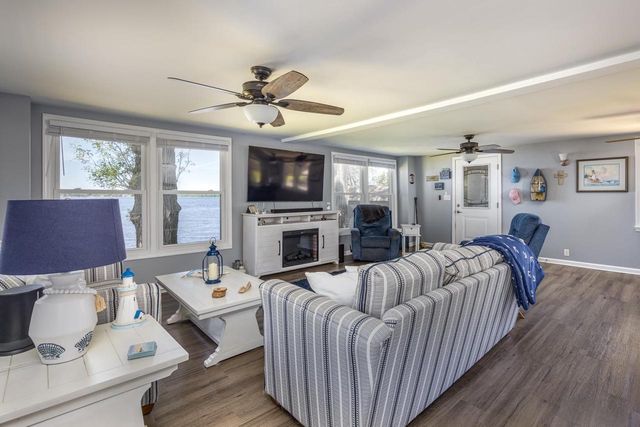 2432 HICKORY LANE, Oshkosh, WI 54901