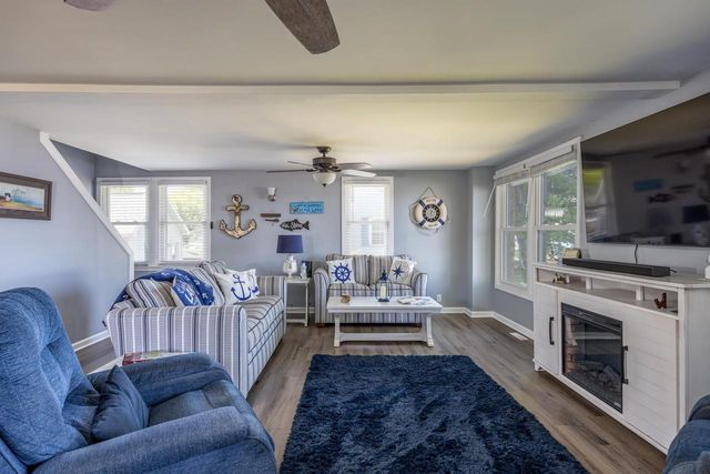 2432 HICKORY LANE, Oshkosh, WI 54901