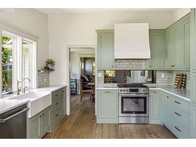 319 S CENTER St, Oregon City, OR 97045