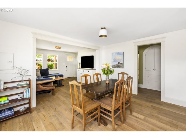 319 S CENTER St, Oregon City, OR 97045